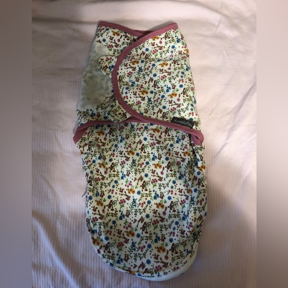 Swaddle Me floral swaddle. Never used. SM/MD size